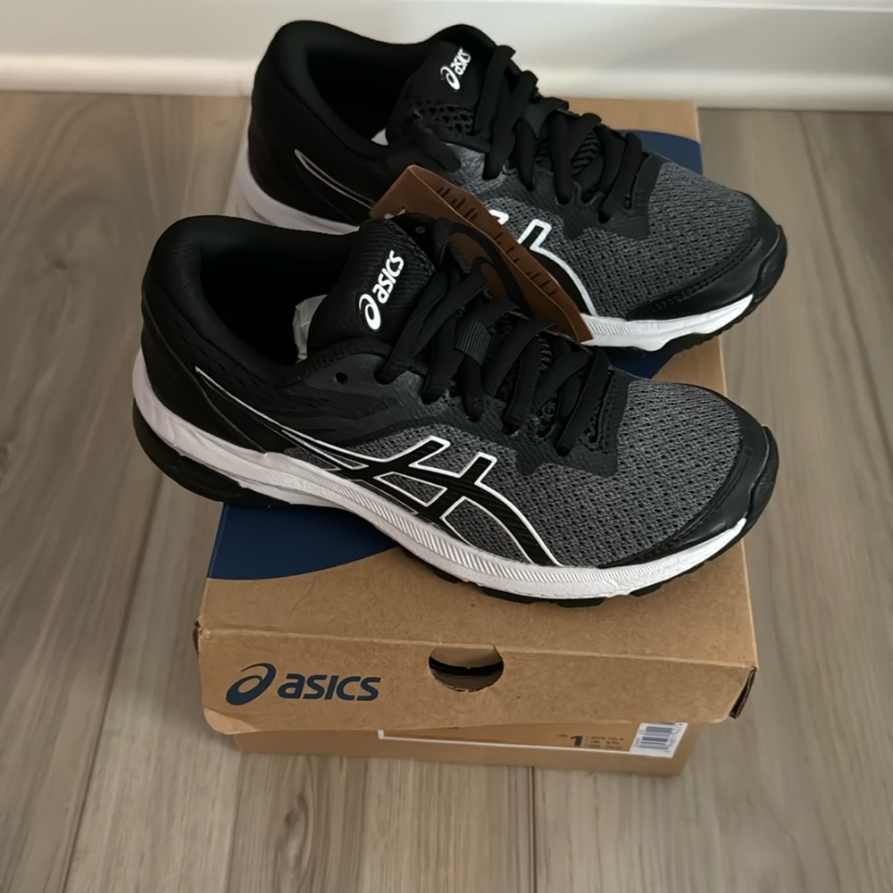 New never worn child size 1Y
